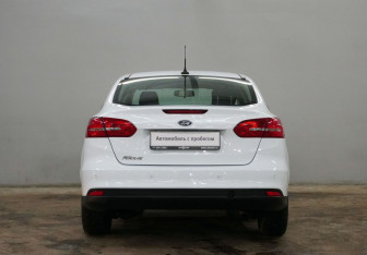 Подержанный автомобиль Ford Focus Sedan 2019 года (6 фото)