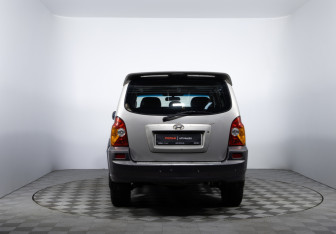 Подержанный автомобиль Hyundai Terracan 2004 года (6 фото)