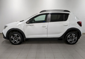 Подержанный автомобиль Renault Sandero 2021 года (8 фото)