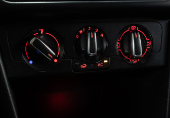 Подержанный автомобиль Volkswagen Polo Hatchback 2011 года (18 фото)