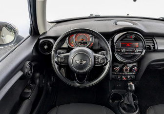 Подержанный автомобиль MINI Hatch 2018 года (21 фото)