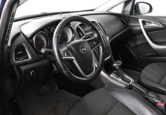 Подержанный автомобиль Opel Astra Wagon 2012 года (9 фото)