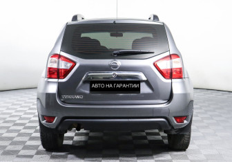 Подержанный автомобиль Nissan Terrano 2014 года (4 фото)