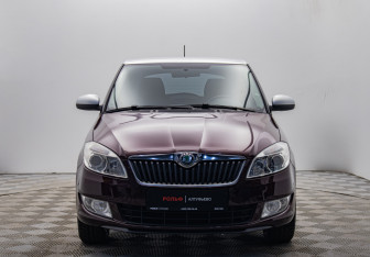Подержанный автомобиль Skoda Fabia Hatchback 2012 года (8 фото)