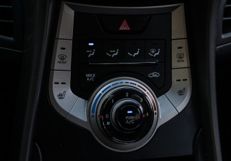 Подержанный автомобиль Hyundai Elantra Sedan 2011 года (15 фото)
