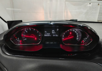 Подержанный автомобиль Peugeot 208 2013 года (15 фото)