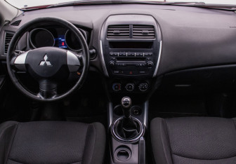 Подержанный автомобиль Mitsubishi ASX 2011 года (13 фото)