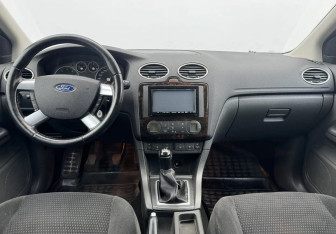 Подержанный автомобиль Ford Focus Sedan 2006 года (9 фото)