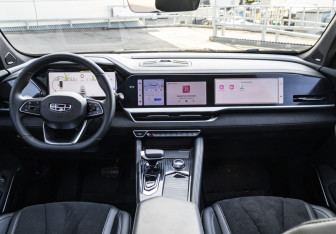 Подержанный автомобиль Geely Monjaro 2024 года (14 фото)