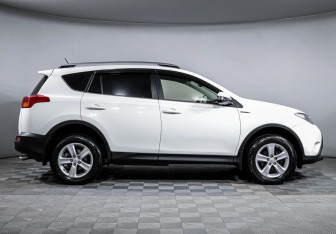 Подержанный автомобиль Toyota RAV4 2014 года (4 фото)