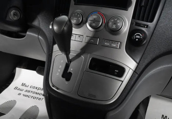 Подержанный автомобиль Hyundai Grand Starex 2009 года (10 фото)