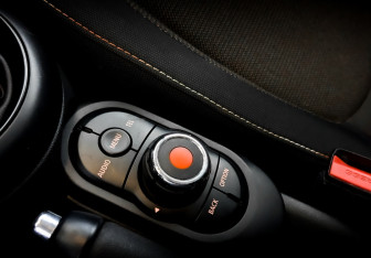 Подержанный автомобиль MINI Hatch 2016 года (25 фото)