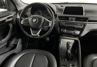 Подержанный автомобиль BMW X1 2017 года (15 фото)
