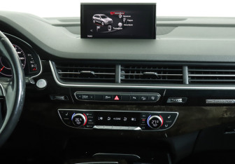 Подержанный автомобиль Audi Q7 2016 года (17 фото)