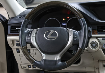 Подержанный автомобиль Lexus ES 2014 года (17 фото)
