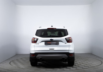 Подержанный автомобиль Ford Kuga 2017 года (6 фото)