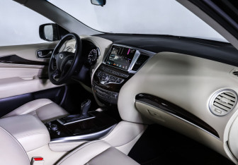 Подержанный автомобиль Infiniti QX60 2017 года (11 фото)