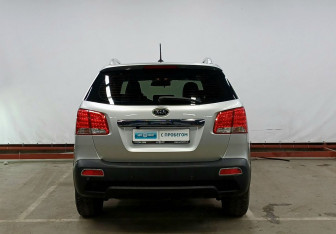 Подержанный автомобиль Kia Sorento 2011 года (6 фото)