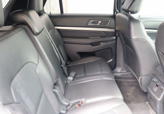 Подержанный автомобиль Ford Explorer 2018 года (21 фото)