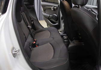 Подержанный автомобиль MINI Hatch 2019 года (12 фото)