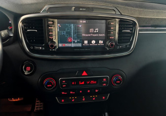 Подержанный автомобиль Kia Sorento 2018 года (15 фото)