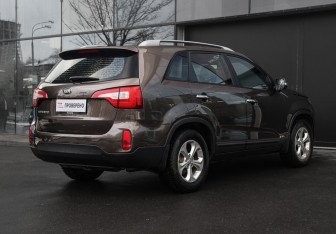 Подержанный автомобиль Kia Sorento 2015 года (5 фото)