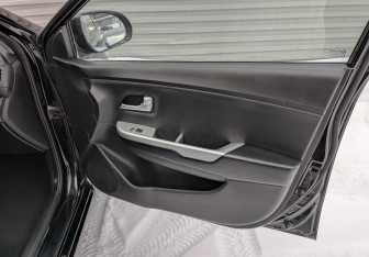 Подержанный автомобиль Kia Rio Hatchback 2012 года (22 фото)