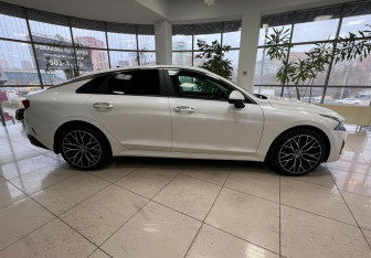 Подержанный автомобиль Kia K5 2020 года (4 фото)