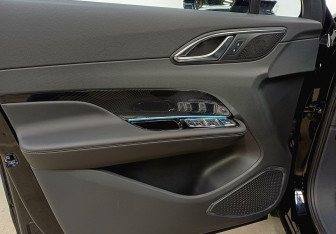 Подержанный автомобиль Hongqi HS3 2024 года (19 фото)