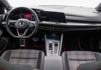 Подержанный автомобиль Volkswagen Golf GTI Hatchback 2022 года (12 фото)