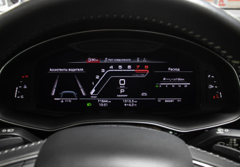 Подержанный автомобиль Audi Q8 2019 года (13 фото)