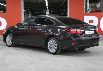 Подержанный автомобиль Lexus ES 2014 года (7 фото)