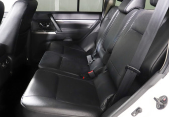 Подержанный автомобиль Mitsubishi Pajero 2013 года (11 фото)