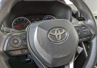 Подержанный автомобиль Toyota RAV4 2021 года (17 фото)