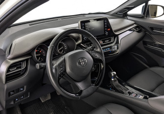 Подержанный автомобиль Toyota C-HR 2021 года (15 фото)