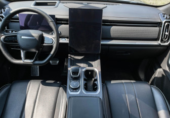 Подержанный автомобиль Jaecoo J7 2024 года (12 фото)