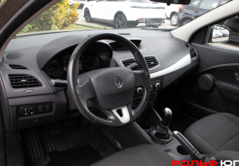 Подержанный автомобиль Renault Fluence 2012 года (10 фото)