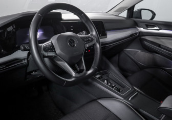 Подержанный автомобиль Volkswagen Golf Hatchback 2020 года (14 фото)