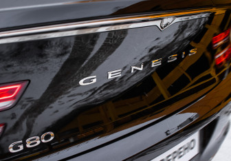 Подержанный автомобиль Genesis G80 2021 года (19 фото)