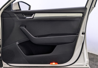 Подержанный автомобиль Skoda Superb Liftback 2016 года (25 фото)