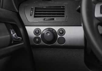 Подержанный автомобиль Opel Astra Sedan 2011 года (9 фото)