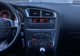 Подержанный автомобиль Citroen C4 Hatchback 2012 года (12 фото)