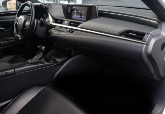 Подержанный автомобиль Lexus ES 2018 года (9 фото)