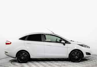 Подержанный автомобиль Ford Fiesta Sedan 2015 года (4 фото)