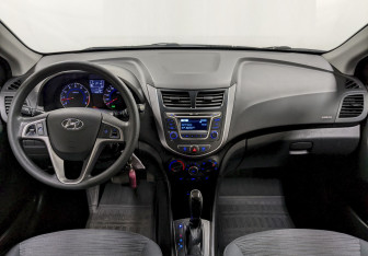 Подержанный автомобиль Hyundai Solaris Hatchback 2015 года (22 фото)