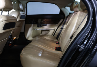 Подержанный автомобиль Jaguar XJ 2013 года (12 фото)