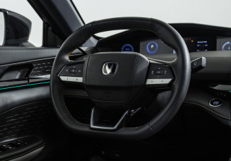 Подержанный автомобиль Changan UNI-V 2024 года (11 фото)