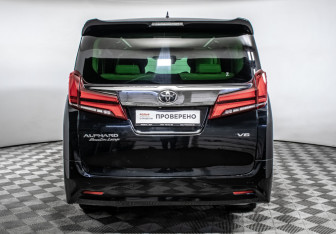 Подержанный автомобиль Toyota Alphard 2021 года (6 фото)