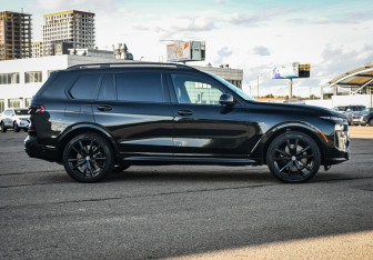 Подержанный автомобиль BMW X7 2022 года (73 фото)