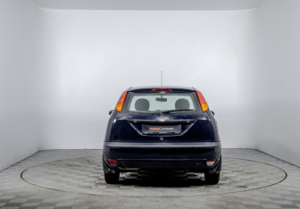 Подержанный автомобиль Ford Focus Sedan 2003 года (6 фото)